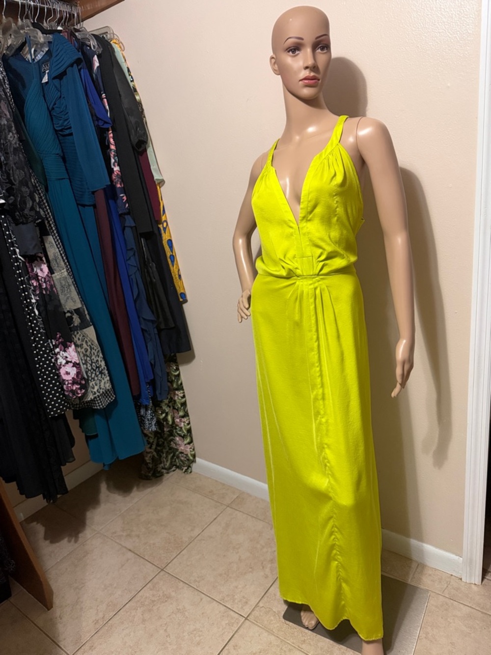 Zingara Yellow V-Neck Maxi Dress - Elegant Sleeveless Summer Fling